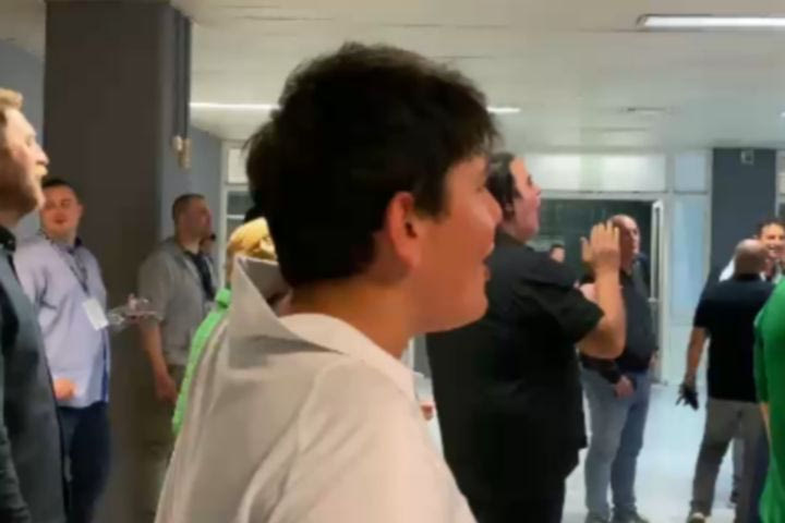 Παναθηναϊκός AKTOR: Ο γιος του Εργκίν Αταμάν τραγούδησε ρυθμικά το όνομα του Κώστα Σλούκα