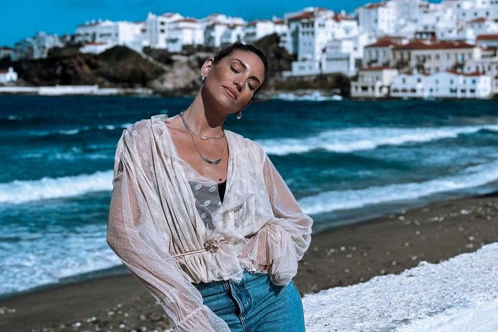 Αθηνά Οικονομάκου: Ποζάρει με boho μαγιό στην πισίνα και το καλοκαίρι την καλεί