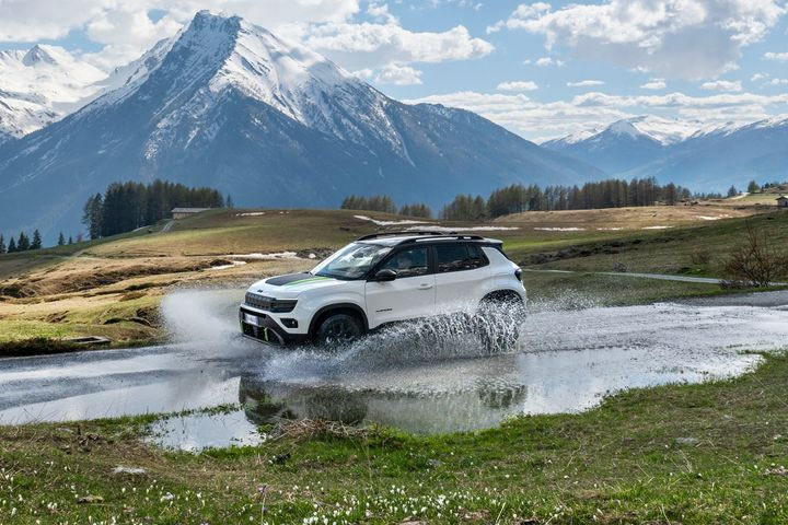 Η καλύτερη και πιο Jeep έκδοση του Avenger, είναι η 4xe που κάνει το μικρό SUV όσο πιο ικανό γίνεται