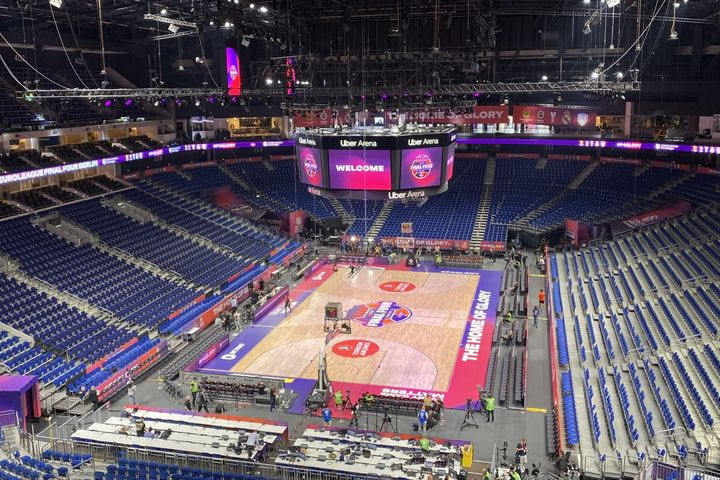 Final Four 2024: Η εικόνα στο εσωτερικό της Uber Arena τρεις ώρες πριν το τζάμπολ του πρώτου ημιτελικού
