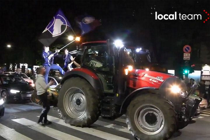 Αταλάντα: Ανέβηκαν σε τρακτέρ στο Μπέργκαμο για να πανηγυρίσουν την κατάκτηση του Europa League