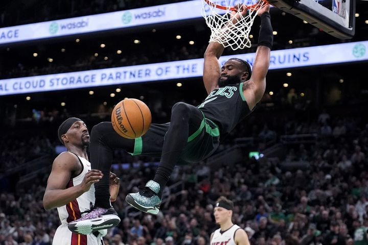 NBA: Οι Σέλτικς πάτησαν τους Χιτ με 118-84 και προκρίθηκαν με 4-1 νίκες στον 2ο γύρο των playoffs