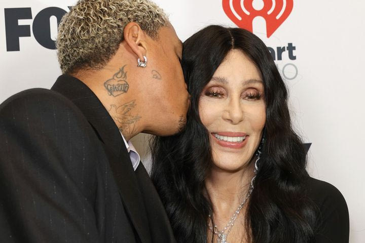 Cher: O (μακάβριος) λόγος που κάνει σχέσεις με νεότερους άντρες