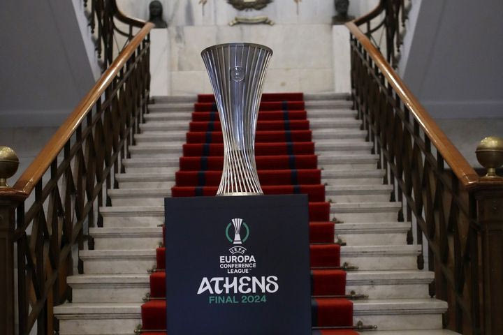Conference League: Το γιγάντιο τρόπαιο στην πλατεία Ζακλίν ντε Ρομιγί στο Θησείο από τις 24 έως τις 29 Μαΐου