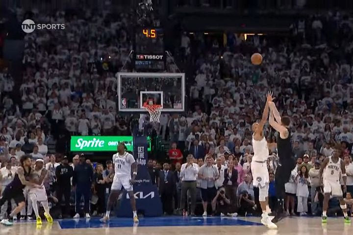 NBA, Ντόντσιτς: Το απίθανο νικητήριο τρίποντο κόντρα στους Τίμπεργουλβς, μπροστά στον Γκομπέρ