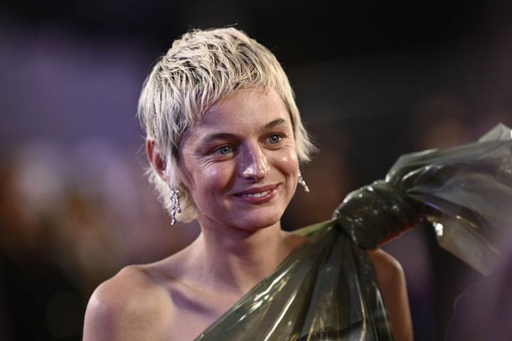Το Emma Corrin και 5 ακόμα celebrities που φωτογραφήθηκαν με αξύριστες μασχάλες