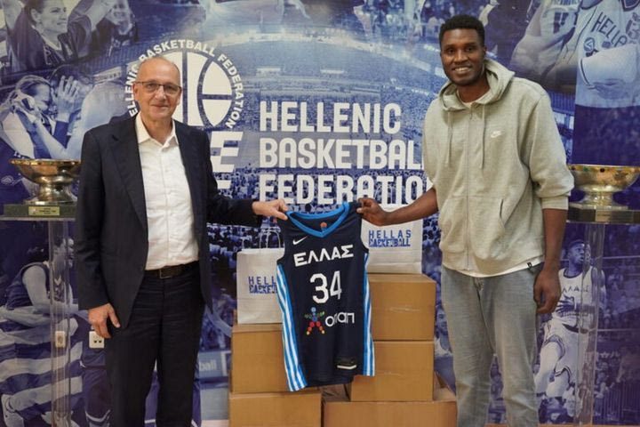 Η ΕΟΚ στηρίζει τις ανθρωπιστικές πρωτοβουλίες του Ντιαλό με παροχή αθλητικού εξοπλισμού