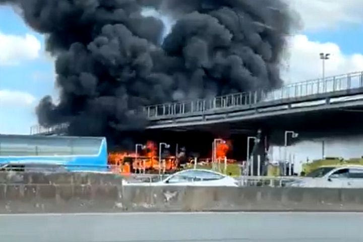 Τρομακτικά επεισόδια πριν από το Λιόν – Παρί: Απίστευτες συγκρούσεις μεταξύ οπαδών και φωτιά σε πούλμαν