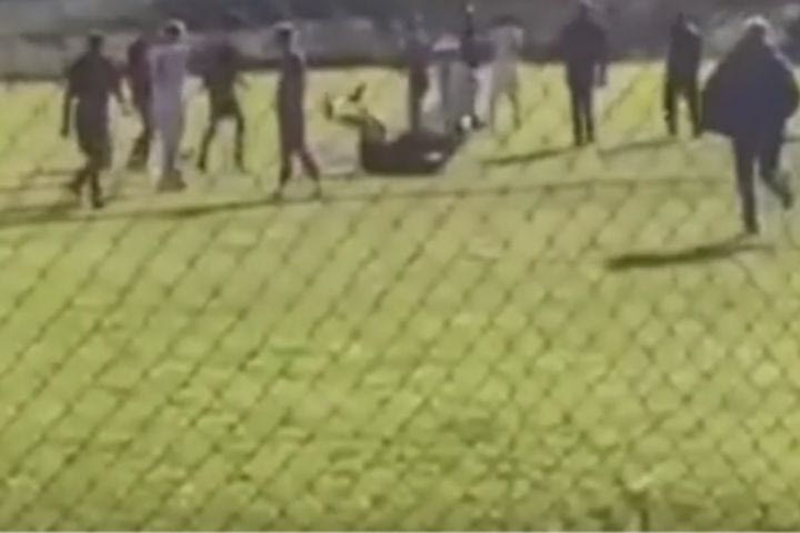Το video από τα σοβαρά επεισόδια σε αγώνα τοπικού ποδοσφαίρου στη Λάρισα