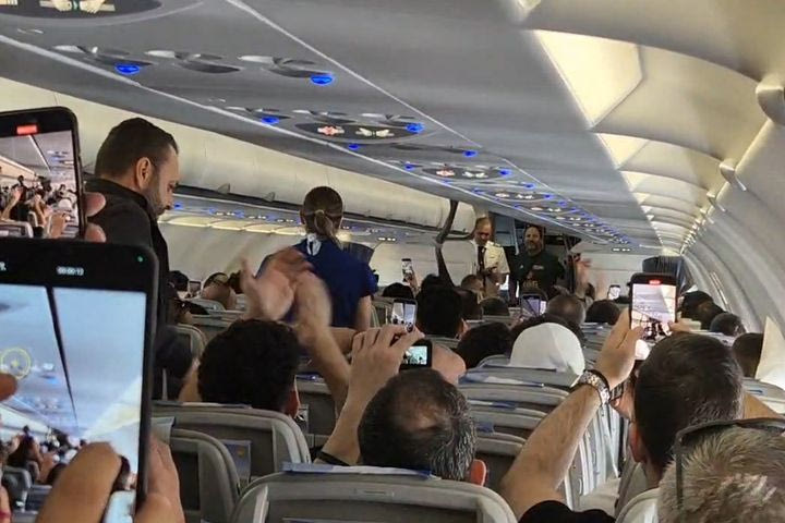 Παναθηναϊκός AKTOR: Πράσινη τρέλα και μέσα στο αεροπλάνο με “βουντού, βουντού” και αποθέωση για τους πρωταθλητές Ευρώπης