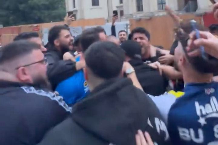 Final Four 2024, Φενέρμπαχτσε: Εντυπωσιακή υποδοχή στο Βερολίνο με καπνογόνα, “πνίγηκε” ο Μαχμούτογλου στις αγκαλιές των οπαδών