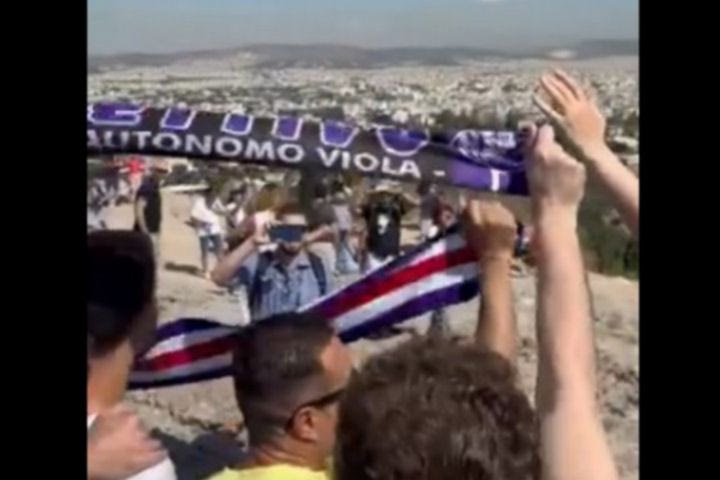 Ολυμπιακός – Φιορεντίνα: Φίλαθλοι των βιόλα στην Ακρόπολη πριν τον τελικό του Conference League
