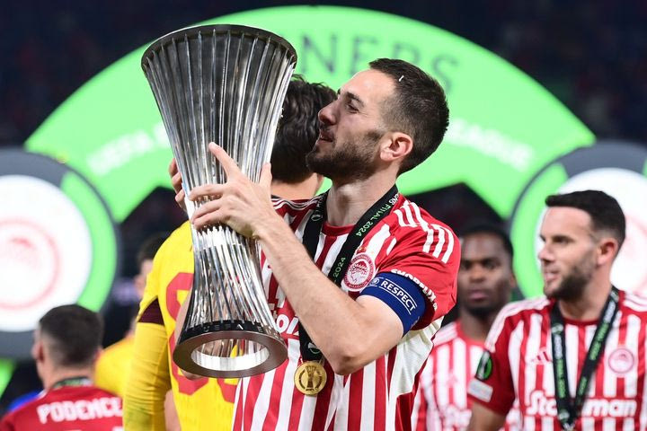 Ένα όνειρο τρελό, μα τόσο αληθινό, ένα τρόπαιο για τους παρόντες, αλλά και για όσους έφυγαν στα σχεδόν 100 χρόνια ιστορίας του Ολυμπιακού