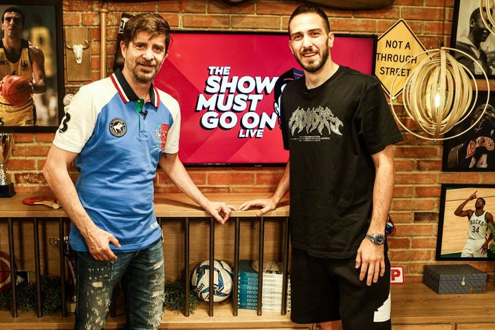 Ολόκληρο το Show Must Go On με καλεσμένο τον αρχηγό του Ολυμπιακού και κάτοχο του Conference League Κώστα Φορτούνη
