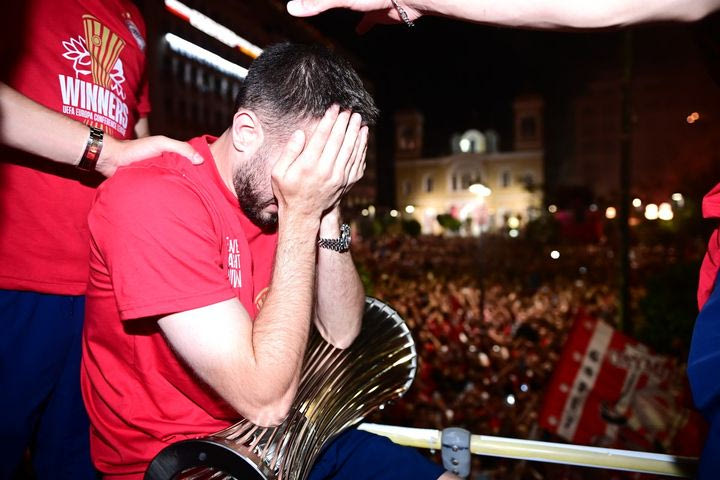 Ολυμπιακός: Λύγισε ο αρχηγός, τα δάκρυα χαράς του Κώστα Φορτούνη στο λεωφορείο