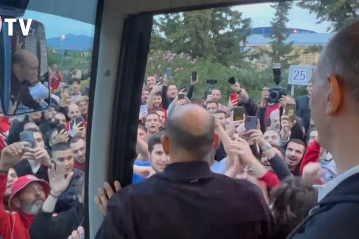 Ολυμπιακός: Το “Πάμε Βερολίνο να το πάρουμε” του Παναγιώτη Αγγελόπουλου και η αποθεωτική υποδοχή του πούλμαν
