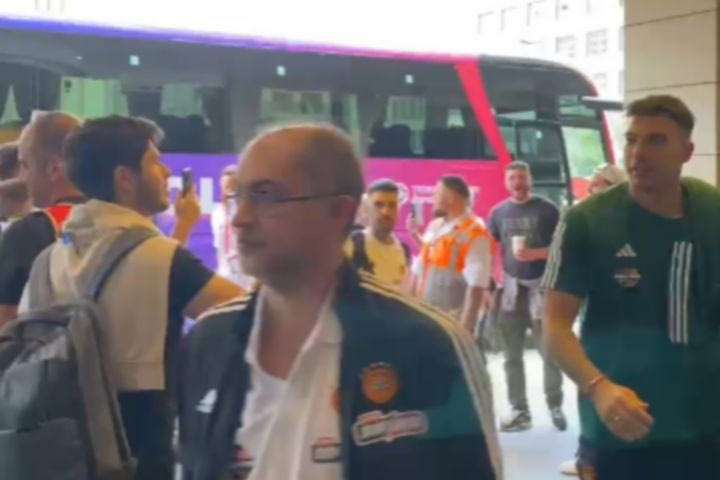 Final Four 2024, Παναθηναϊκός AKTOR: Αποθέωση για τον Κώστα Σλούκα από τους οπαδούς έξω από το ξενοδοχείο