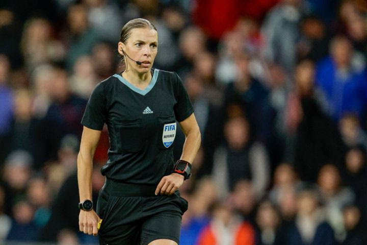 Stephanie Frappart: Αυτή είναι η πρώτη γυναίκα διαιτητής που θα σφυρίξει σε τελικό Κυπέλλου Ελλάδος