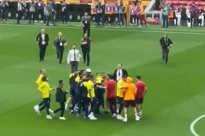Γαλατασαράι – Φενέρμπαχτσε: Σύρραξη μεταξύ των παικτών των δύο ομάδων πριν το ντέρμπι