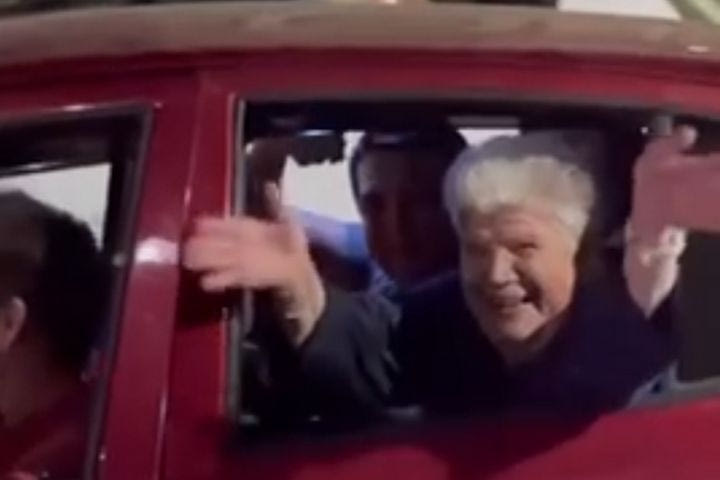 Ολυμπιακός: Γιαγιά πανηγύριζε με τη ψυχή της στους δρόμους του Πειραιά