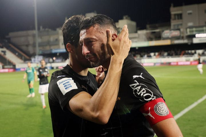 Ο Κώστας Γιαννούλης αποθεώθηκε στο τελευταίο παιχνίδι της εμβληματικής του καριέρας και ξέσπασε σε λυγμούς