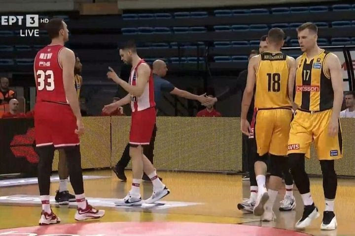 Το high-five του Μπαρτζώκα με τον διαιτητή Μαγκλογιάννη στο ΑΕΚ Betsson – Ολυμπιακός