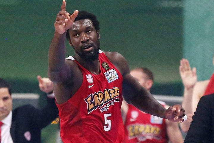 Οθέλο Χάντερ: “Συγχαρητήρια στην οικογένειά μου, τον Ολυμπιακό, για την πρόκριση στο Final Four”