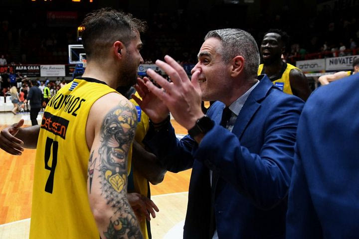 Ο Καστρίτης ζήτησε να ευστοχήσει ο Τολιόπουλος στη βολή, η μπάλα βρήκε σίδερο και ο παίκτης του Άρη έβαλε το τρίποντο της χρονιάς