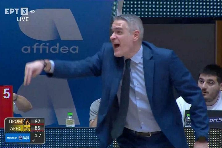 Τα παιχνίδια της μοίρας: Ο Καστρίτης ζήτησε να ευστοχήσει ο Τολιόπουλος στη βολή, η μπάλα βρήκε σίδερο και ο παίκτης του Άρη έβαλε το τρίποντο της χρονιάς