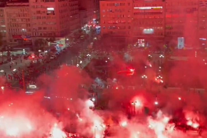 Ολυμπιακός – Φιορεντίνα: Το απίστευτο VIDEO με τον Πειραιά να καίγεται για την ευρωπαϊκή κούπα των “ερυθρόλευκων”