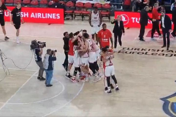 Μπαρτσελόνα – Ολυμπιακός: Το VIDEO με τους ξέφρενους πανηγυρισμούς του Μπαρτζώκα και των παικτών του μέσα στο 
Palau Blaugrana