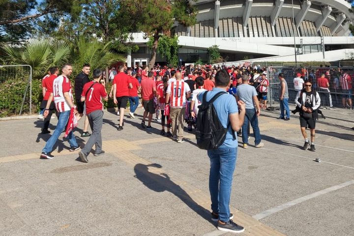 Ολυμπιακός – Φιορεντίνα: Κόκκινη λαοθάλασσα στο ΣΕΦ πριν από τον τελικό του Conference League