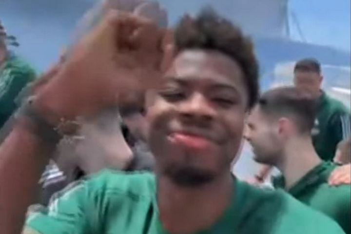 Παναθηναϊκός AKTOR: Τρελό γλέντι στο πούλμαν – Δείτε τα όλα στο φοβερό VIDEO που ανέβασε ο Κώστας Αντετοκούνμπο