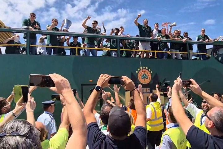 Παναθηναϊκός AKTOR: Οι ζητωκραυγές και τα συνθήματα των οπαδών του “τριφυλλιού” στην όψη του τροπαίου της EuroLeague