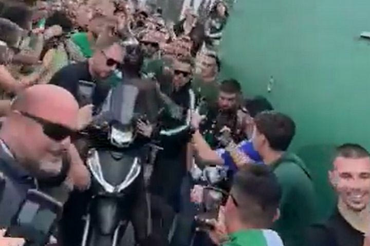 Παναθηναϊκός AKTOR: Ο Λεσόρ ανέβηκε σε μηχανή και αποθεώθηκε από τους φίλους των πράσινων