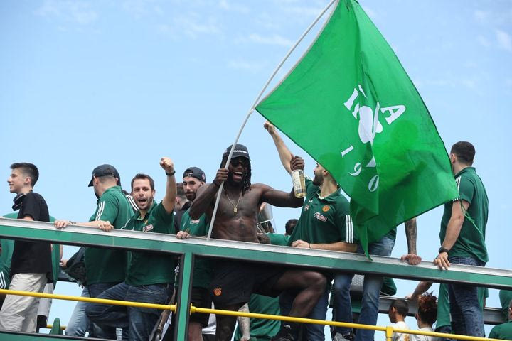 Παναθηναϊκός AKTOR: Ο ημίγυμνος Λεσόρ “κρεμάστηκε” έξω από το πούλμαν