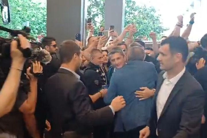 ΠΑΟΚ: Χαμός στην αναχώρηση για το “Κλεάνθης Βικελίδης”, η αγκαλιά του Λουτσέσκου με τον Άγγελο Αναστασιάδη