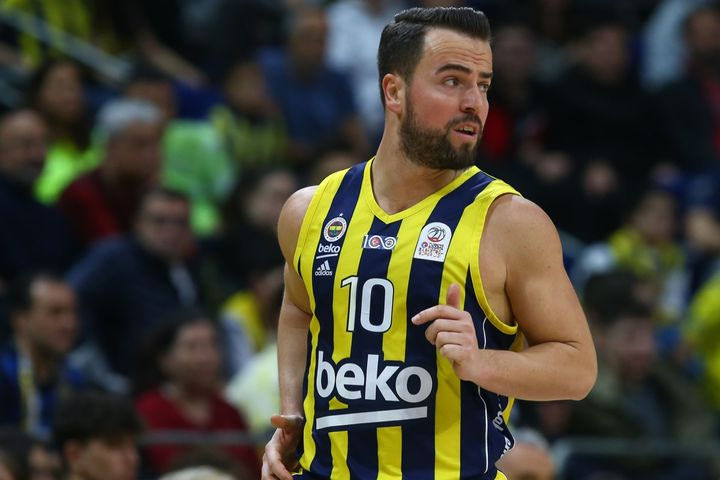 Συνεχίζει για 13η σεζόν στη Φενέρμπαχτσε ο Μαχμούτογλου