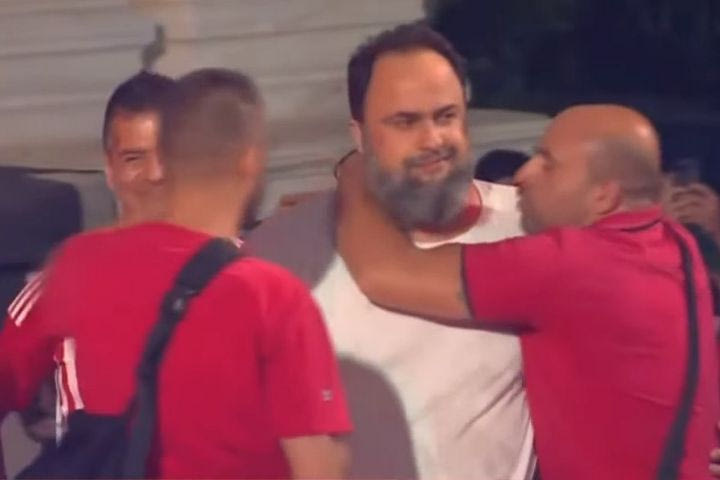 Η αποθέωση του Βαγγέλη Μαρινάκη στο Δημοτικό Θέατρο Πειραιά