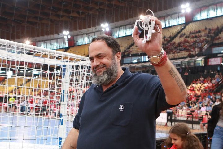 Ολυμπιακός – Βάλουρ: Ο Βαγγέλης Μαρινάκης αποθεώθηκε κατά την είσοδό του στο ΣΕΦ