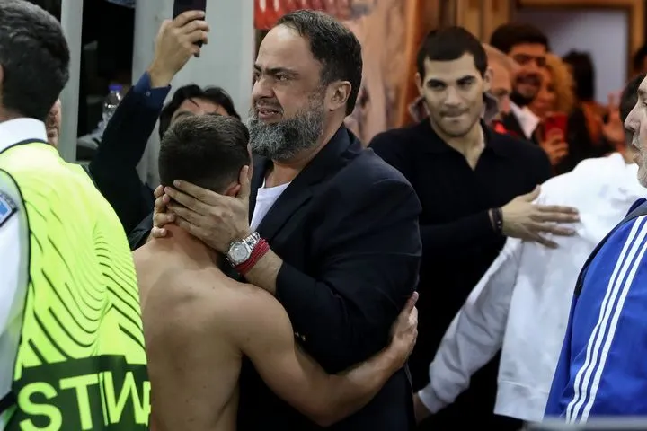 Ολυμπιακός: Συγκινημένος ο Μαρινάκης αγκάλιαζε τους παίκτες στον αγωνιστικό χώρο μετά την πρόκριση
