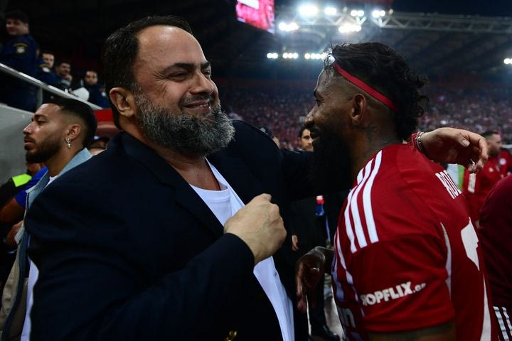 Ολυμπιακός: Ο Βαγγέλης Μαρινάκης κατέβηκε στον αγωνιστικό χώρο για να πανηγυρίσει με τους παίκτες