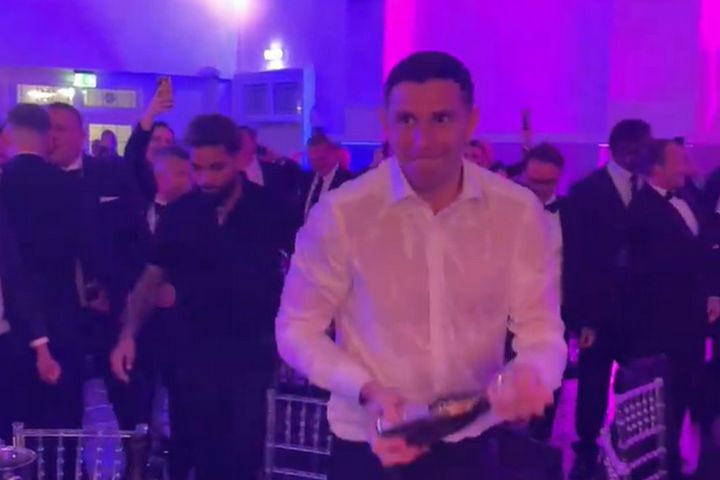 Άστον Βίλα: Οι σαμπάνιες του Μαρτίνες και το πάρτι για την έξοδο στο Champions League