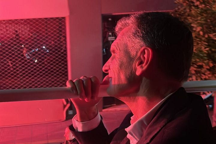 Ολυμπιακός: Το ήρεμο και γαλήνιο βλέμμα του Μεντιλίμπαρ πάνω από το πούλμαν