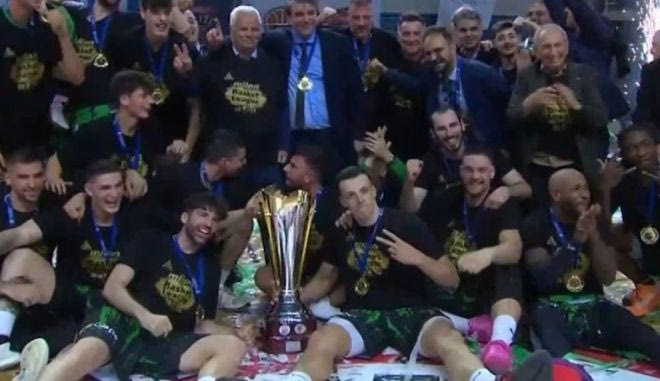 Η απονομή του τροπαίου της Elite League στον πρωταθλητή Μίλωνα