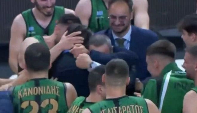 Οι παίκτες του Μίλωνα πανηγύρισαν μαζί με τον Μιχάλη Κουρή