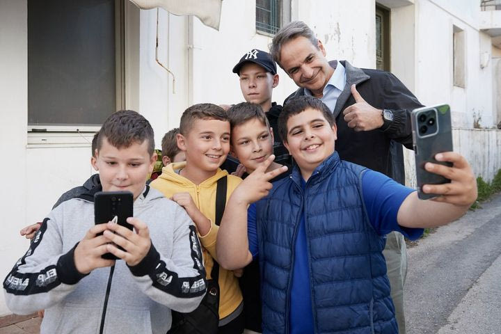 Ο Κυριάκος Μητσοτάκης σε παιδιά στον Έβρο: “ΑΕΚ είστε; Έχετε καλές πιθανότητες για το πρωτάθλημα”