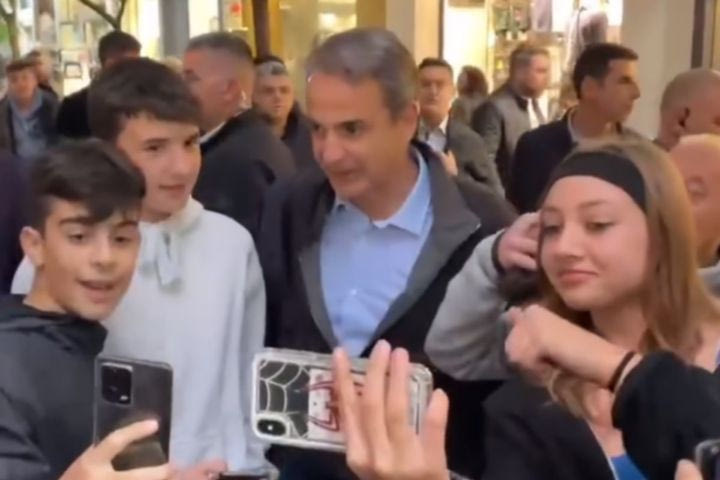 Μητσοτάκης σε παιδιά στην Κατερίνη: “Άρης είστε; Δηλαδή πάτε για Κύπελλο;”