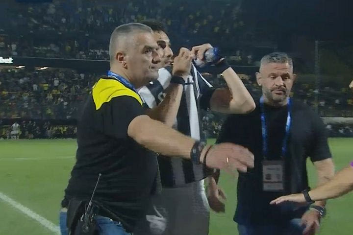 Άρης – ΠΑΟΚ: Ο Μιχαηλίδης αποβλήθηκε με δεύτερη κίτρινη και έδειξε το σήμα του Δικεφάλου κατά την έξοδό του