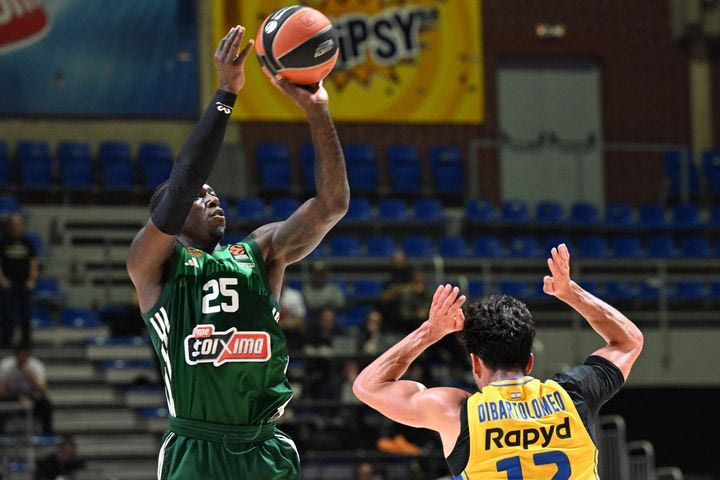 Μακάμπι – Παναθηναϊκός AKTOR: Το buzzer beater του Κέντρικ Ναν στην εκπνοή του πρώτου μέρους